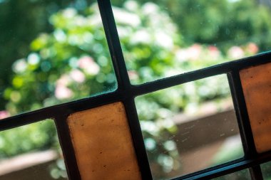 Meyer May 'in evindeki detaylı vitraylı pencerelerin makro görüntüsü.