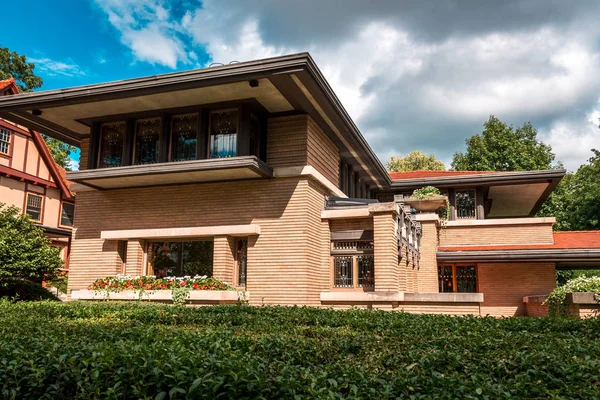Frank Lloyd Wright tarafından inşa edilen Meyer May evinin yan tarafında.