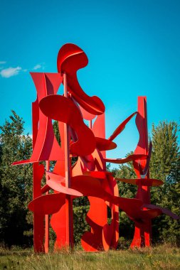Frederik Meijer Bahçeleri 'ndeki tarladaki dev kırmızı heykel.