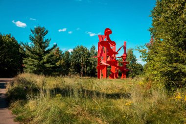Grand Rapids Michigan 'daki Frederik Meijer Bahçeleri' ndeki dev kırmızı heykelin manzara çekimi.