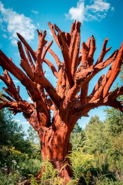 Grand Rapids Michigan 'daki Frederik Meijer Bahçeleri' nde duran kırmızı ağaç heykeli.