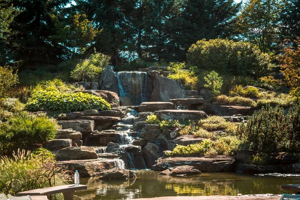 Frederik Meijer Bahçeleri 'ndeki heykel bahçesinde şelale.