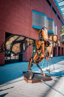 Büyük Rapids Michigan 'da Artprize sırasında sergilenen dev kanatlı pegasus heykeli