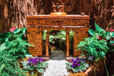 Frederik Meijer Bahçeleri 'ndeki tren bahçesinde bir kapı modeli.