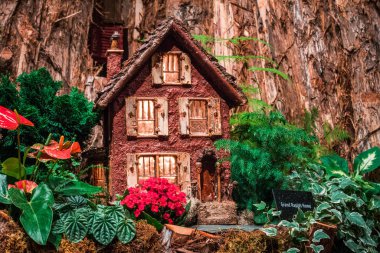 Frederik Meijer Bahçeleri 'ndeki tren bahçesinde küçük bir evin modeli.