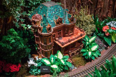 Frederik Meijer Bahçeleri 'ndeki tren bahçesinde bir Victoria evi modeli.