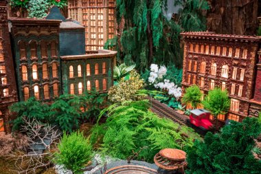 Rosa Parks çemberinin ve Grand Rapids Michigan şehir merkezinin modeli Frederik Meijer Bahçeleri 'ndeki tren bahçesinde kırmızı bir trenle