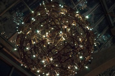 Noel ışıkları sergilenen hasır top