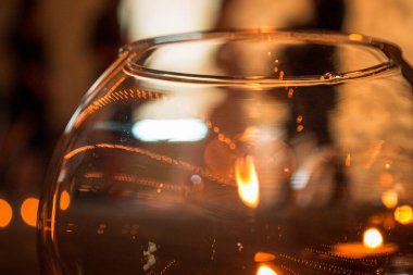 Bir düğün töreninde mumlar yanıyor.