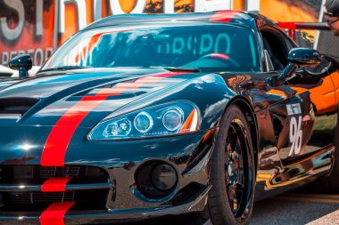 Siyah araba bir araba fuarında kalkış yarışını bekliyor.