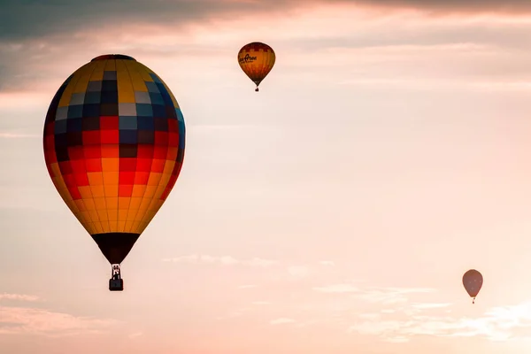 Volar Globos Aire Caliente Través Del Cielo Durante Atardecer Espectáculo —  Fotos de Stock