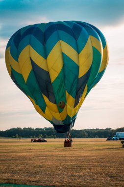 Sıcak hava balonu Michigan 'da bir hava gösterisine iniyor.