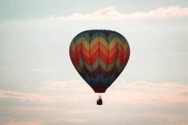 Michigan 'da gün batımında gökyüzünde uçan sıcak hava balonu