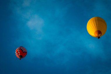 Gökyüzünde yüzen iki sıcak hava balonu