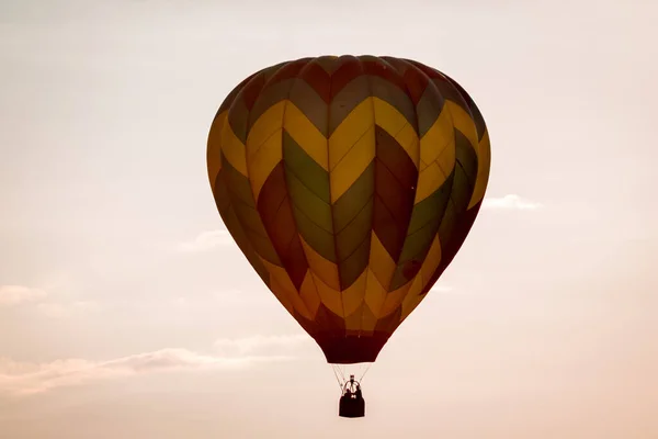 バトルクリーク ミシガンの航空ショーで日没時に浮遊する熱気球 — ストック写真