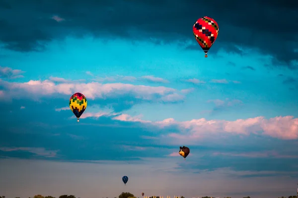 航空ショーで日没時に熱気球を空を飛ぶ — ストック写真
