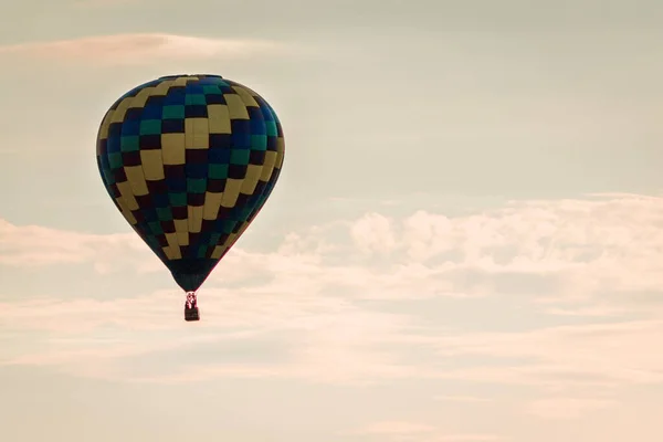 Heißluftballon Schwebt Bei Sonnenuntergang Battle Creek Michigan Vorbei — Stockfoto