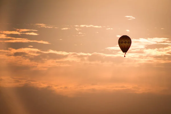 Naplementekor Michiganben Hőlégballon Úszik — Stock Fotó