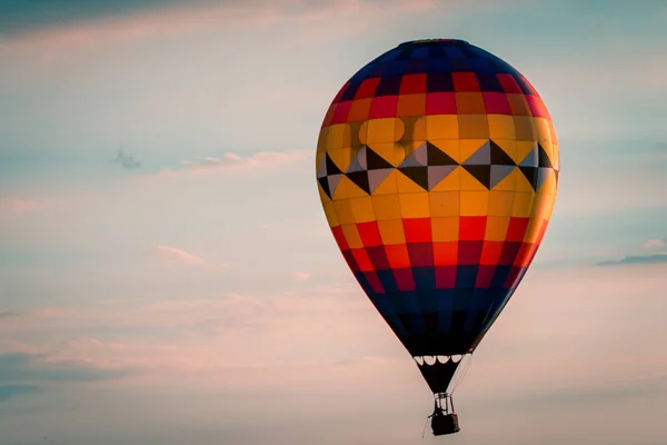 Balão Quente Flutuando Durante Belo Pôr Sol Durante Show Aéreo — Fotografia de Stock