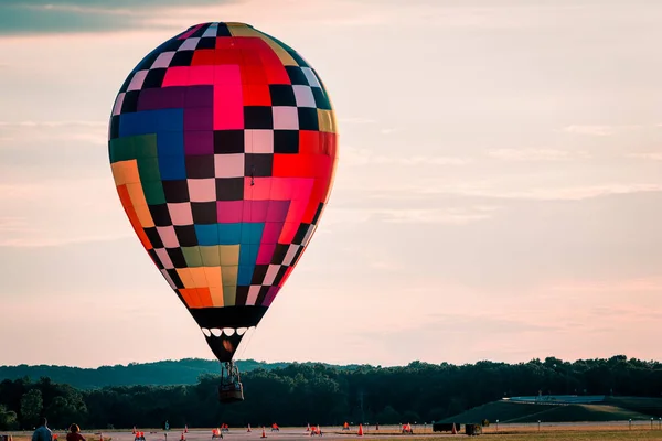バトルクリーク ミシガンの美しい夕日の間に浮かぶ熱気球 — ストック写真