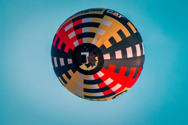 澄んだ青い空を飛ぶ熱気球 — ストック写真