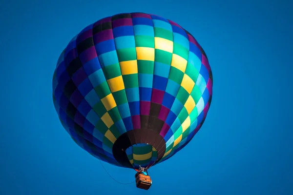 Warme Lucht Ballon Vliegend Voorbij Een Heldere Blauwe Lucht Michigan — Stockfoto