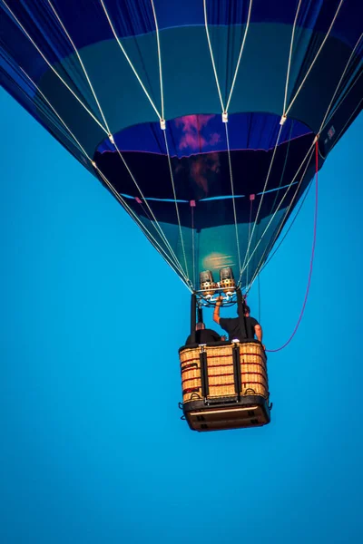Πιλότος Αερόστατου Που Πετάει Ψηλά Στον Ουρανό Στο Μίσιγκαν — Φωτογραφία Αρχείου