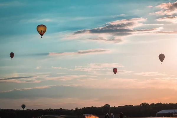 日没時に空気中に浮かぶ熱気球 — ストック写真