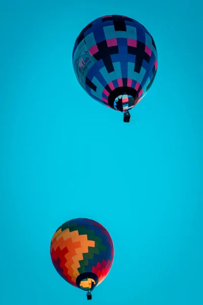 Heißluftballons Fliegen Bei Strahlend Blauem Himmel Vorbei — Stockfoto