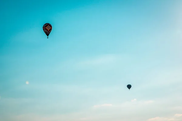 バトルクリーク ミシガンの航空ショーで日没時に地平線上に上昇する熱気球 — ストック写真