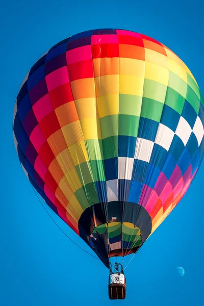 Montgolfière Arc Ciel Volant Dans Ciel Lors Spectacle Aérien Battle — Photo