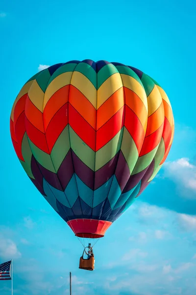 Tęczowy Balon Ogrzane Powietrze Latający Niebie Pokazie Lotniczym Michigan — Zdjęcie stockowe