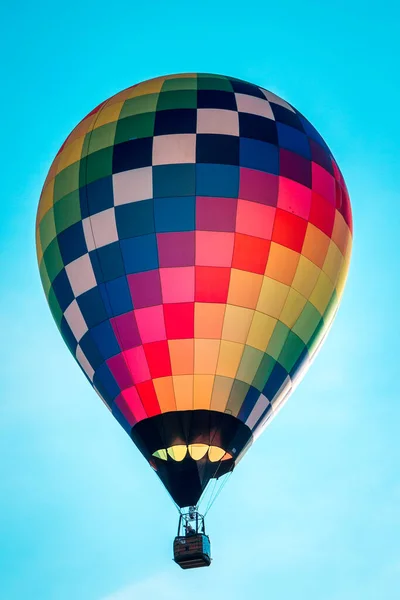 Balão Quente Arco Íris Voando Através Céu — Fotografia de Stock