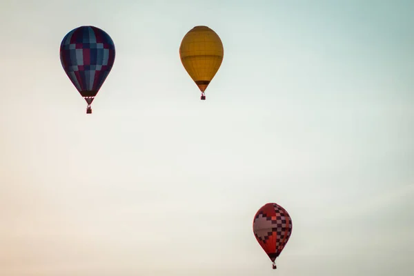 Puesta Sol Llena Globos Aire Caliente Volando Cielo —  Fotos de Stock