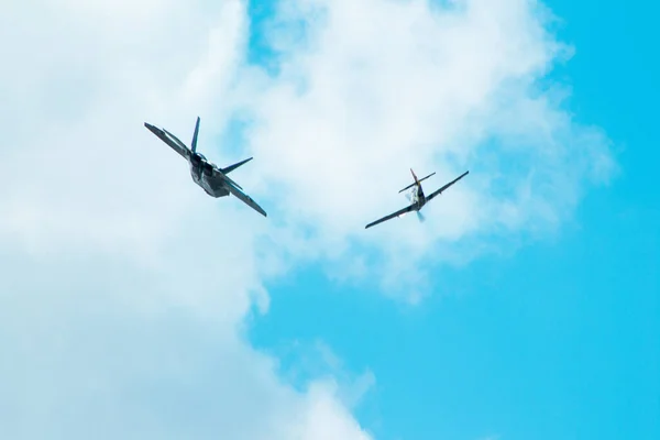 バトル クリーク ミシガンの航空ショーで2機のジェットが互いの近くを飛行している — ストック写真