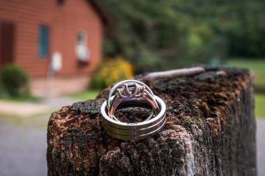Bir çit direğindeki nikah yüzüğünün fotoğrafı.