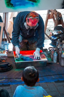 Sprey boya sanatçısı sanatını Artprize 9 'da gösteriyor.