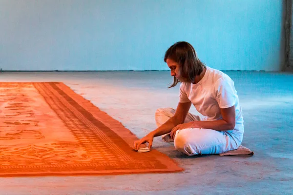 Artista Criando Tapete Sujeira Vermelha Com Selos — Fotografia de Stock