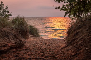 Michigan Gölü 'ndeki günbatımı Saugatuck Michigan' ın kum tepelerinden çekildi.