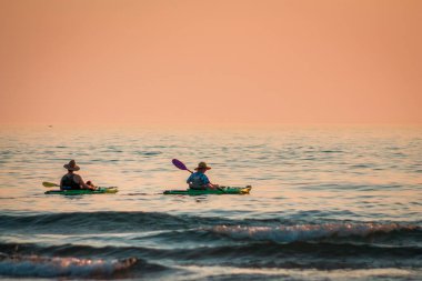 Michigan Gölü 'ndeki kayakçılar Güney Haven Michigan' da gün batımında