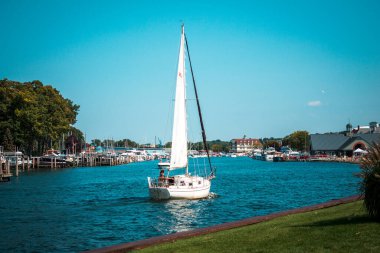 Güney Haven Michigan limanına dönen küçük bir yelkenli.