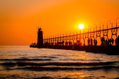 Günbatımında South Havens deniz feneri ve rıhtımı