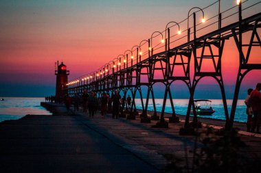 South Haven Michigans deniz feneri ve rıhtımı mavi saat ve gün batımında