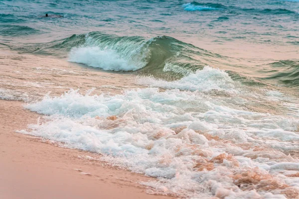 Κύματα Συντρίβονται Στην Παραλία Του Saugatuck Michigan — Φωτογραφία Αρχείου