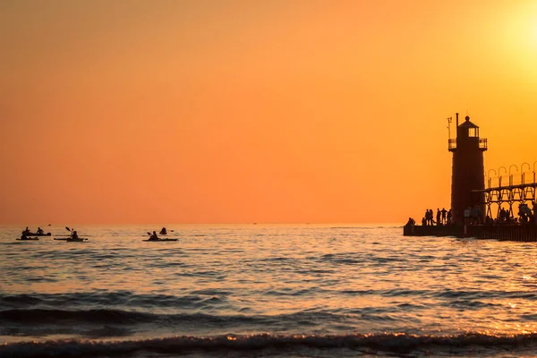 Michigan 'daki South Haven deniz fenerinde kürek çeken kayakçılar