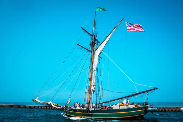 Güney Haven Michigan 'da yelken açan uzun gemi