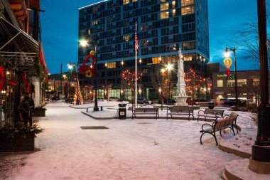 Grand Rapids Michigan 'da Noel için dekore edilmiş ve aydınlatılmış şehir parkı.