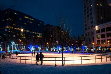 Tatil boyunca Grand Rapids Michigan 'daki Rosa Parks Circle' da buz pateni