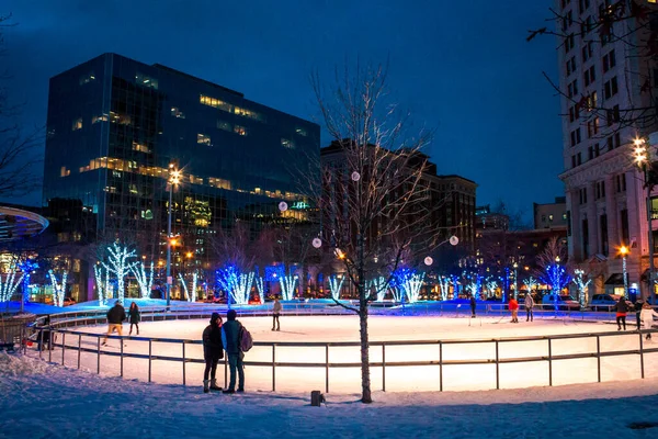 Grand Rapids Michigan 'daki Rosa Park Circle' da buz pateni