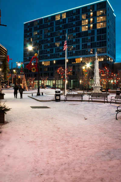 Människor Som Går Genom Stadspark Juletid Grand Rapids Michigan — Stockfoto